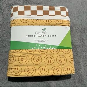 NWT Copper Pearl Three Layer Quilt in reversible/ yellow Baby Toddler 46x46